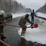 Подача воздушно-механической пены стволом ГПС-600 для предотвращения последствий ДТП
