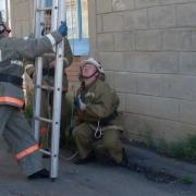 Установка выдвижной трехколенной лестницы при выполнении норматива по ПСП